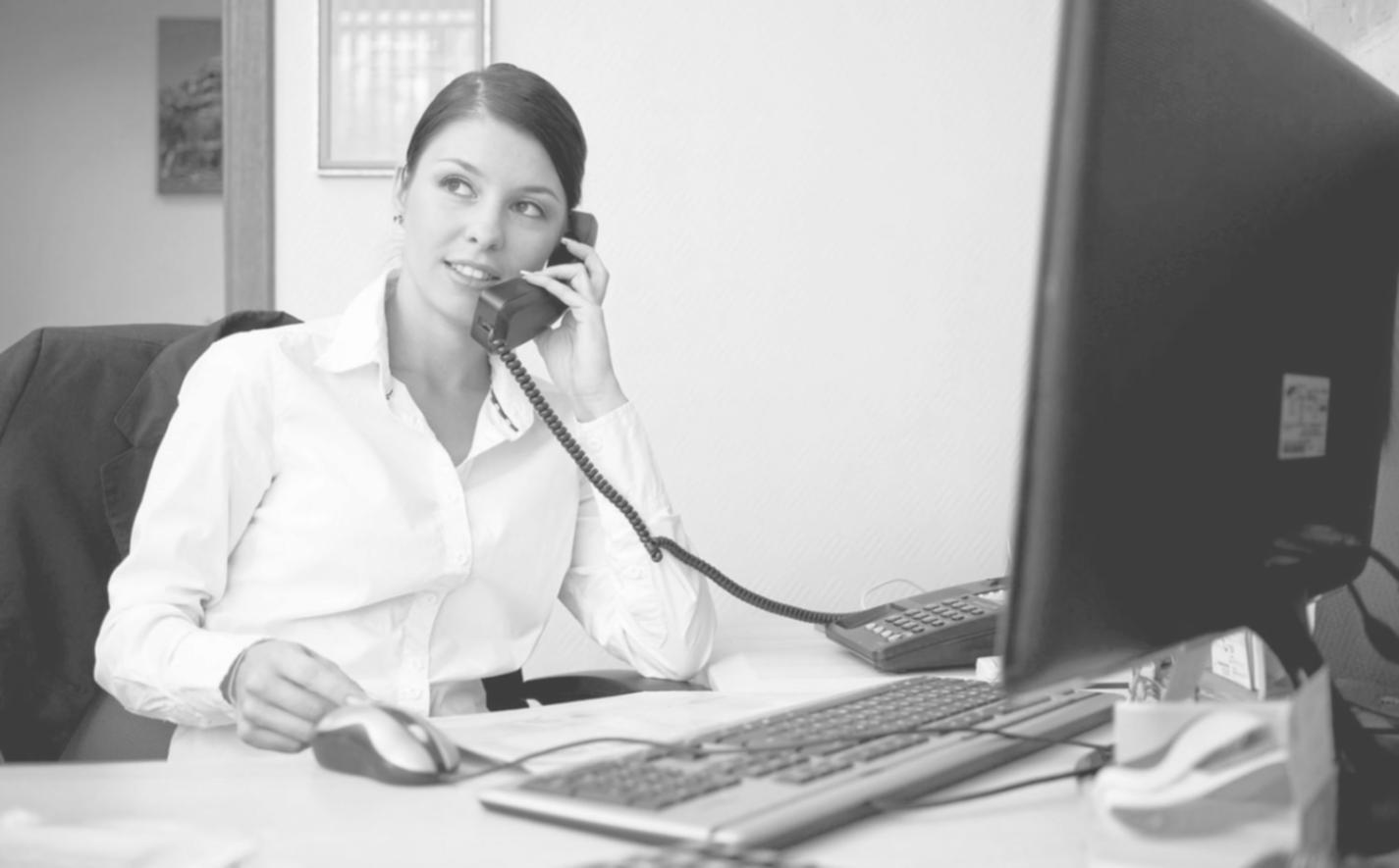 Professionelle Besprechung von Finanzszenarien im Büro