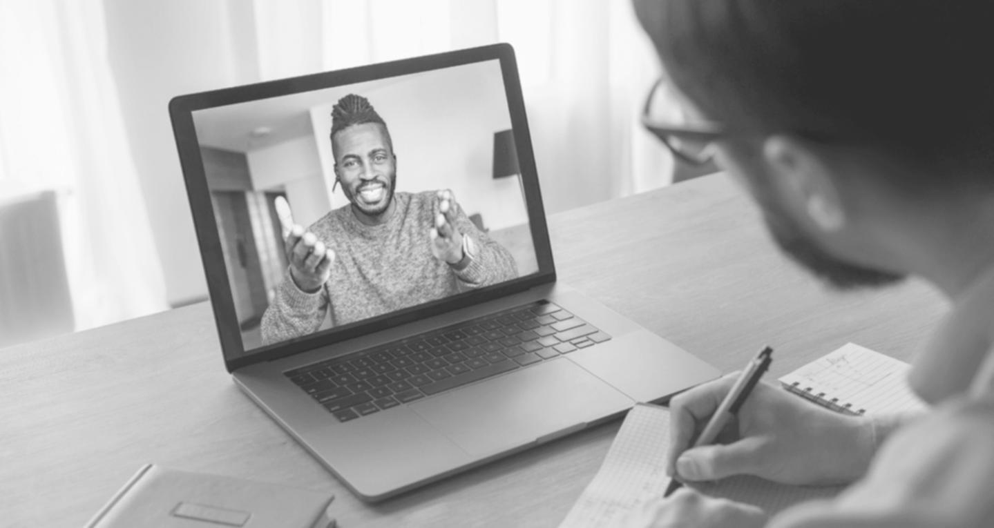 Visualisierung verschiedener Finanzszenarien auf digitalen Bildschirmen